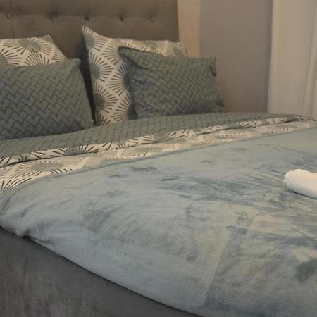 Teodora Lux Apartman Free Privat Parking Appartamento Novi Sad Esterno foto